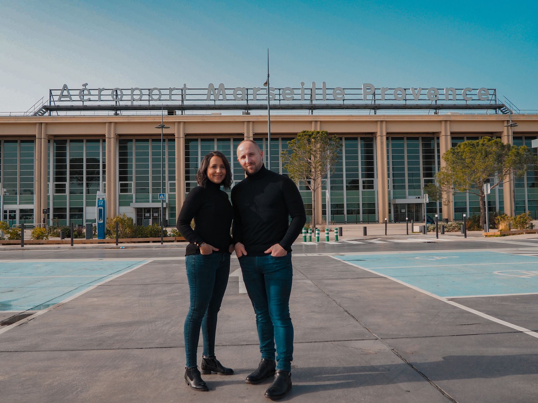 classemententreprises Mme et Mr REITER devant l'aéroport de Marseille